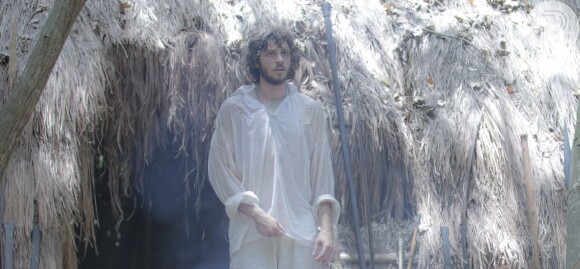 Joaquim (Chay Suede) chega à tribo indígena acompanhado por Quinzinho (Théo Lopes), na novela 'Novo Mundo'