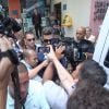 Ex-'BBB17' Marcos é cercado pela imprensa ao deixar delegacia após prestar depoimento