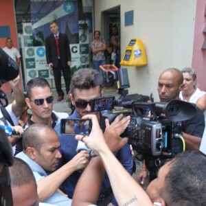 Ex-'BBB17' Marcos é cercado pela imprensa ao deixar delegacia após prestar depoimento
