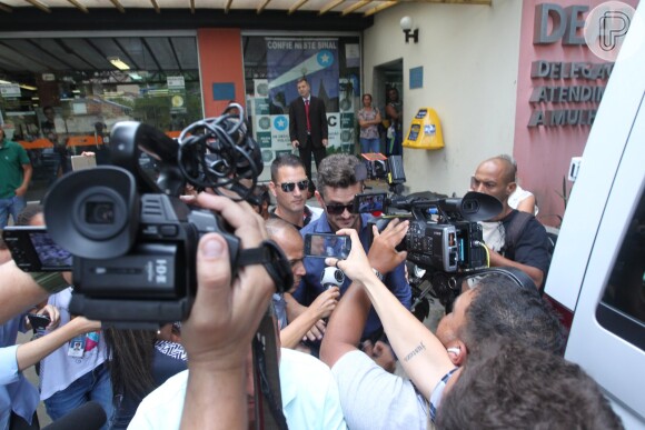 Ex-'BBB17' Marcos evita imprensa ao deixar delegacia