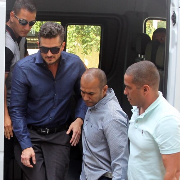 Marcos, expulso do 'BBB17', chegou à delegacia escoltado por três seguranças da TV Globo