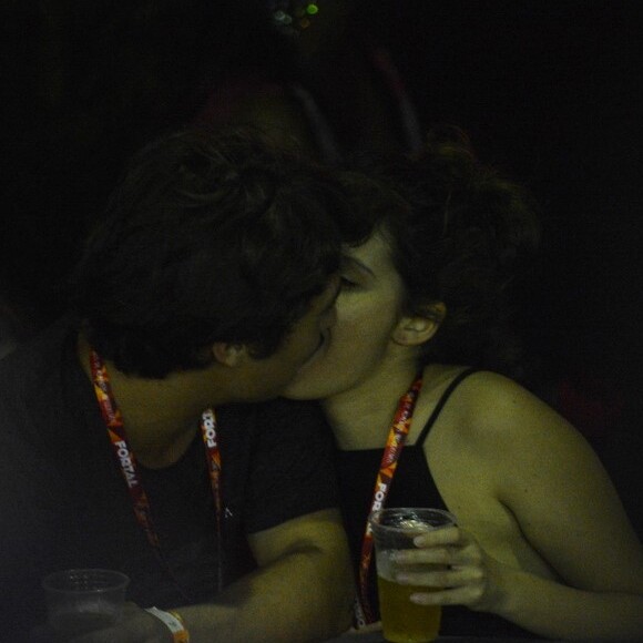 Francisco Vitti e Amanda de Godoi foram clicados aos beijos durante micareta em Fortaleza, no Ceará, em julho passado