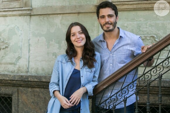 Tiago (Thiago Rodrigues), ex-namorado de Júlia (Nathalia Dill), depõe a favor da bailarina e se reaproxima dela, na novela 'Rock Story'