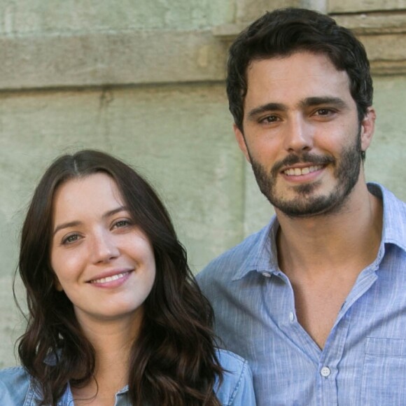 Tiago (Thiago Rodrigues), ex-namorado de Júlia (Nathalia Dill), depõe a favor da bailarina e se reaproxima dela, na novela 'Rock Story'