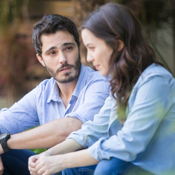 Júlia (Nathalia Dill) desiste de viajar com Tiago (Thiago Rodrigues), na novela 'Rock Story'