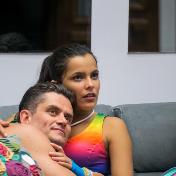 Emilly não queria ficar com Marcos, mas o médico sempre se aproximava dela nas festas