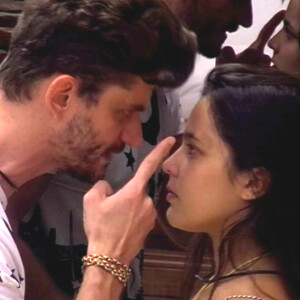 Durante a permanência de Elettra na casa, Marcos reclamou com Emilly de seu comportamento