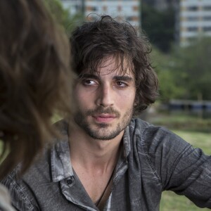 Ao chegar ao Rio de Janeiro com Ritinha (Isis Valverde), Ruy (Fiuk) disfarça para que Cibele (Bruna Linzmeyer) não desconfie, na novela 'A Força do Querer'