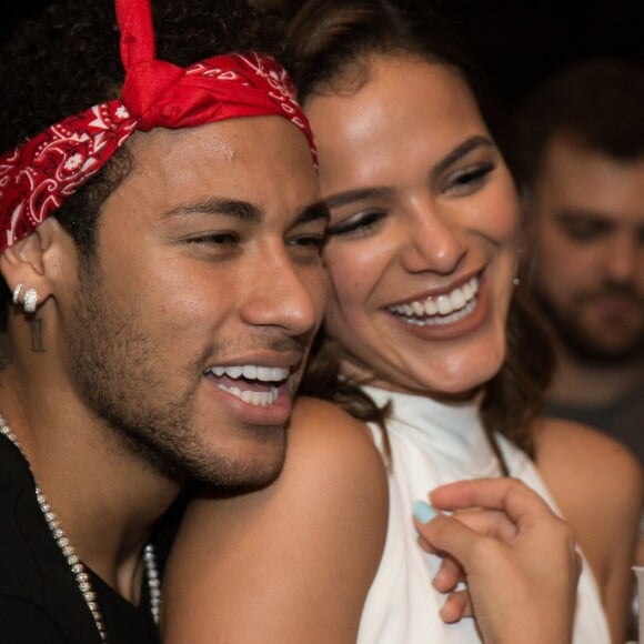 Bruna Marquezine está na Europa com Neymar e compartilhou um vídeo mostrando os dotes musicais do atacante