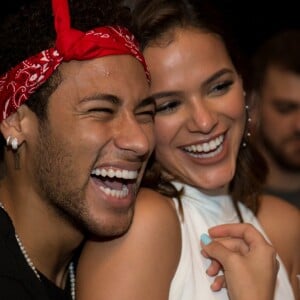 Bruna Marquezine compartilhou com seus seguidores a habilidade musical de Neymar