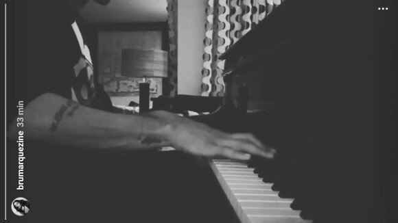 Bruna Marquezine filma o namorado, Neymar, tocando música de John Legend no piano em vídeo compartilhado nesta quinta-feira, dia 13 de março de 2017