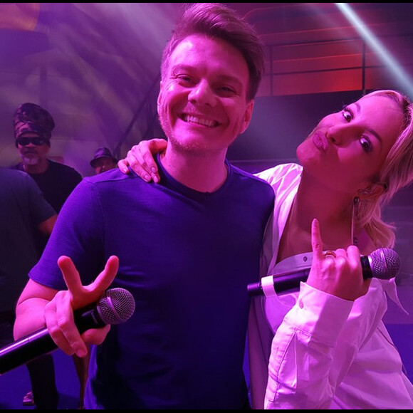 Michel Teló e Claudia Leitte se divertem nos bastidores do 'BBB17'
