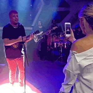 Lulu Santos é filmado por Claudia Leitte nos bastidores do 'BBB17'