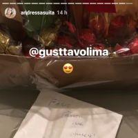 Grávida, Andressa Suita ganha chocolates de Gusttavo Lima: 'É muito meu marido'
