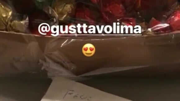 Grávida do primeiro filho, Andressa Suita ganhou chocolates do marido, Gusttavo Lima, e postou vídeo no Instagram na noite de sexta-feira, 13 de abril de 2017