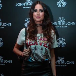 'Dia 1 + aniversário', escreveu Thaila Ayala na legenda da foto postada no Instagram nesta sexta-feira, 14 de abril de 2017, em que aparece de maiô cavado