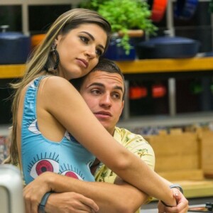 Ex-'BBB17' Vivian falou sobre críticas de que não gostava de Manoel. 'Assustada'