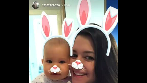 Thais Fersoza filma a filha, Melinda, com orelhas de coelhinho neste sábado, dia 15 de abril de 2017