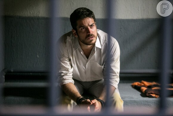 Zeca (Marco Pigossi) é preso após atingir barqueiro ao atirar contra Ritinha (Isis Valverde) e Ruy (Fiuk), na novela 'A Força do Querer'