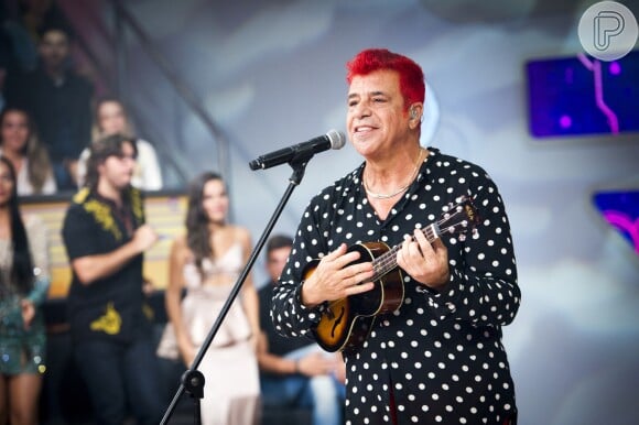 Lulu Santos se apresentou com o cabelo vermelho na final do 'BBB17'