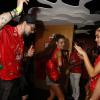 Thaila Ayala dança muito em camarote de cervejaria no Rio em noite de desfiles na Sapucaí