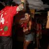Thaila Ayala dança muito em camarote de cervejaria no Rio em noite de desfiles na Sapucaí
