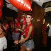 Thaila Ayala dança com pé enfaixado em camarote de cervejaria no Rio em noite de desfiles na Sapuca