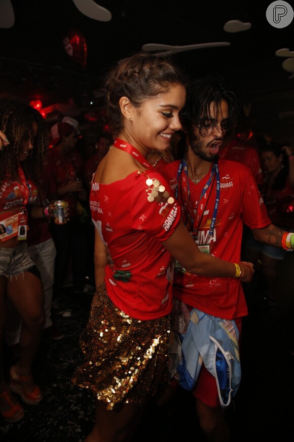 Sophie Charlotte dança muito com moreno em camarote no Rio