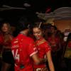 Sophie Charlotte dança agarradinha a folião em camarote no Rio