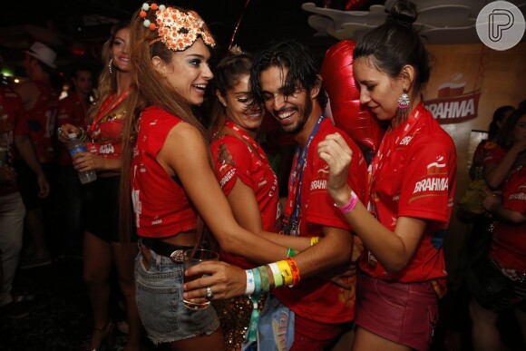 Sophie Charlotte e Thaila Ayala dançam muito em camarote no Rio, na madrugada desta terça-feira, 4 de março de 2014