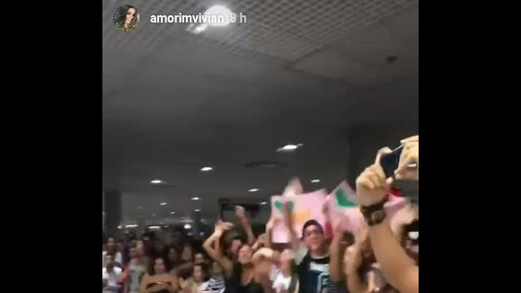 Ex-BBB Vivian é acolhida por milhares de fãs em Manaus na madrugada deste sábado, dia 15 de abril de 2017