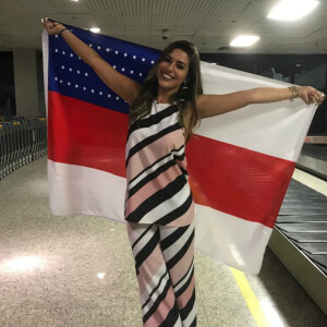 Ex-BBB Vivian desembarca em Manaus usando a bandeira do estado