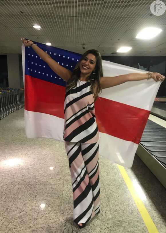 Ex-BBB Vivian desembarca em Manaus usando a bandeira do estado