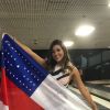 Ex-BBB Vivian desembarcou em Manaus neste sábado e foi cercada por uma multidão no aeroporto
