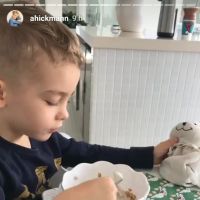 Filho de Ana Hickmann ganha coelhinho de verdade na Páscoa: 'Caça aos ovos!'