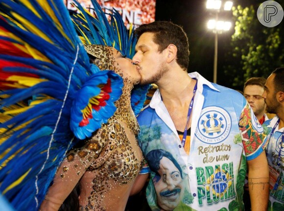 No Rio de Janeiro, Sabrina Sato ganhou um beijo do namorado, João Vicente de Castro