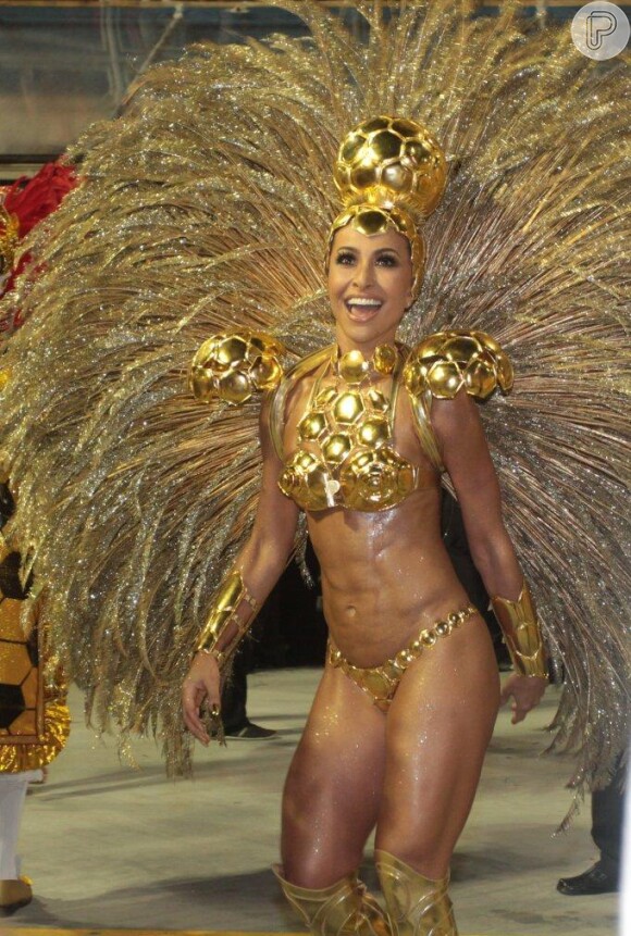 Em São Paulo, no desfile da Gaviões da Fiel, Sabrina Sato representou a Bola de Ouro da FIFA