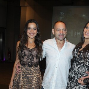 Emilly foi ao show acompanhada pela gêmea Mayla e pelo pai, Volnei