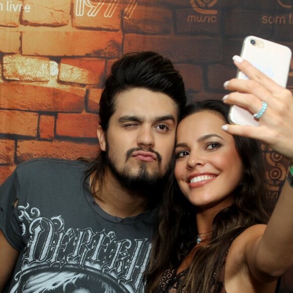 Luan Santana também tirou uma selfie com Mayla