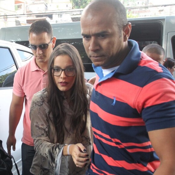 Os fãs da ex-BBB Emilly Araújo protestaram durante o depoimento da gaúcha na Delegacia Especial de Atendimento à Mulher (DEAM)