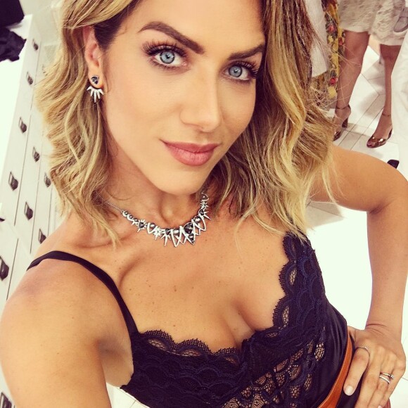 Em seu canal no Youtube, o 'Gioh', Giovanna Ewbank já revelou que colocou próteses de silicone nos seios