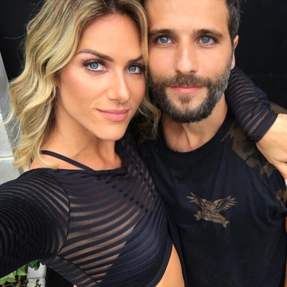 Giovanna Ewbank recebeu comentário do marido, Bruno Gagliasso, na foto em que aparece ao lado dos atores da série '13 Reasons Why'. 'Te amo mais agora!', escreveu ele