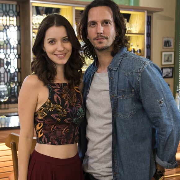 Gui (Vladimir Brichta) pede Júlia (Nathalia Dill) em casamento durante sua apresentação na Som Discos, no capítulo que vai ao ar quarta-feira, dia 26 de abril de 2017, na novela 'Rock Story'