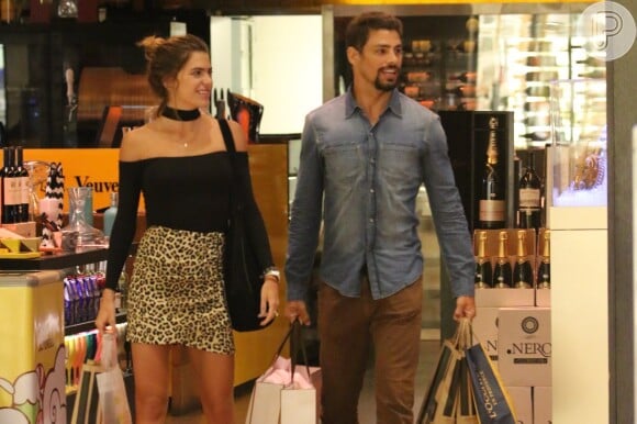 Cauã Reymond foi às compras com a namorada, Mariana Goldfarb