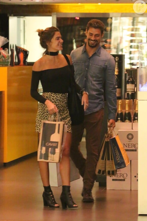 Cauã Reymond e a namorada, Mariana Goldfarb, se divertem em tarde de compras no Rio