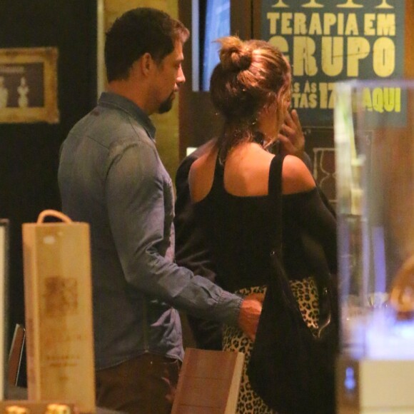 Cauã Reymond e a namorada, Mariana Goldfarb, compram vinhos em shopping Village Mall