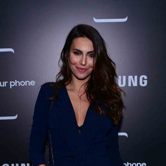 Mel Franckowiak apostou em um macacão decotado em evento