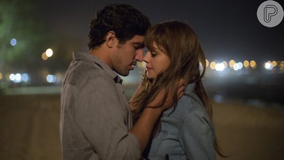Em 'Os Dias Eram Assim', Alice (Sophie Charlotte) se apaixona pelo médico Renato (Renato Goés)