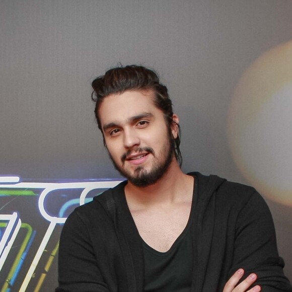 Luan Santana contou ser próximo ao carnaval, mas quer aumentar os laços. 'Quero me envolver mais com o lance do carnaval. Sempre marquei minha presença, mas nunca puxei uma festa com o meu nome', dise para o programa 'TV Fama'