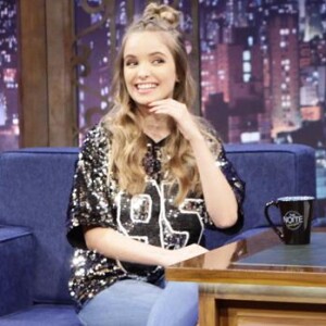 'Ele é super gente boa. Me dou muito bem com ele', disse Giovanna Chaves, em entrevista ao programa 'The Noite', que irá ao ar nesta terça-feira, 18 de abril de 2017